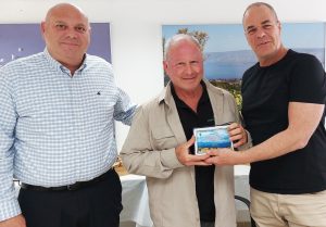 מימין- יו''ר איגוד ערים כינרת וראש מועצה אזורית עמק הירדן עידן גרינבאום, רכז שמירת טבע במחוז צפון של החברה להגנת הטבע לירון שפירא, ראש