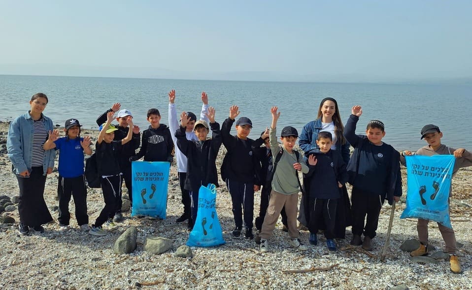 תלמידי בית הספר נועם בטבריה בפעילות אקולוגית בכינרת - צילום אוריה פרנקל, איגוד ערים כינרת