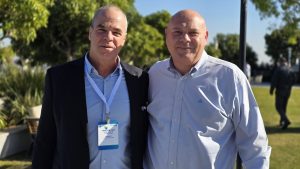 יוסי נבעה ראש עיריית טבריה (מימין) עם עידן גרינבאום ראש מועצה אזורית עמק הירדן - צילום עיריית טבריה