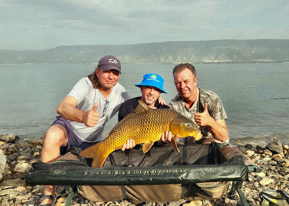 קבוצת ASA עם הקרפיון הגדול ביותר בתחרות במשקל 9.8 קילוגרם - צילום ישראפיש