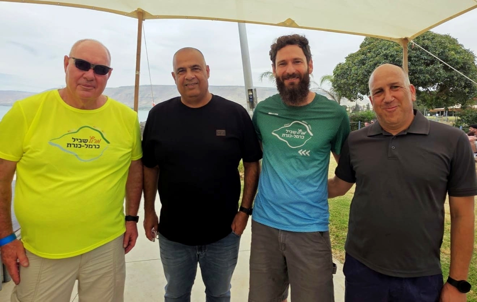 יוסף בן יוסף מנכ''ל איגוד ערים כינרת, עם אלון ואשל גת, ושלום רנד מהנדס האיגוד. בסיום מרוץ כרמל כנרת, בחוף צמח - צילום ורד מנור, איגוד ערים כינרת